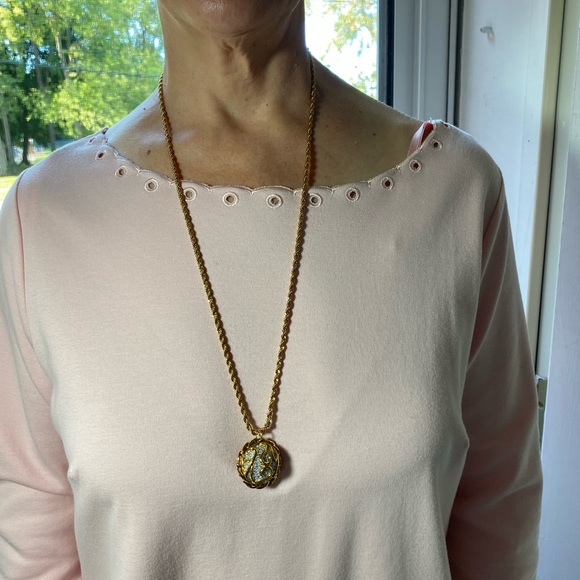 Hutton Wilkinson Jewelry Set. Necklace with matching clip on earrings NRFB - Picture 15 of 17